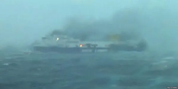 FERIBOT ITALIAN, în FLĂCĂRI. O ROMÂNCĂ, pe LISTA PASAGERILOR navei, a fost salvată