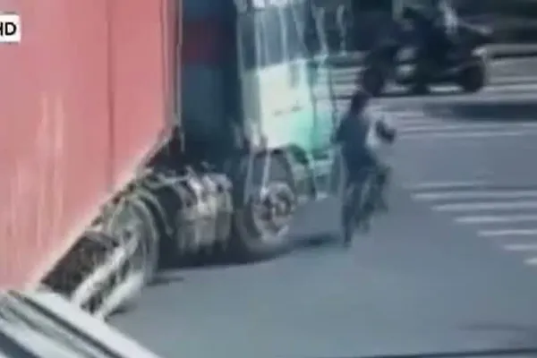 ACCIDENT INCREDIBIL în China: a supravieţuit printr-un miracol, după ce a fost CĂLCAT de un CAMION
