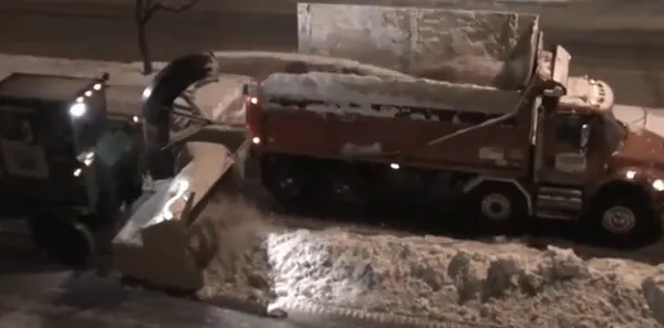 Cum se face deszăpezirea în Canada. Străzile devin lună în 30 de minute