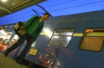 Guvernul trage pe LINIE MOARTĂ drepturile călătorilor CFR. Adio, despăgubiri la întârzieri!