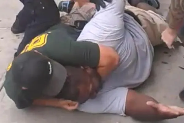 Un alt poliţist acuzat de uciderea unui bărbat de culoare scapă de pedeapsă. Proteste la New York