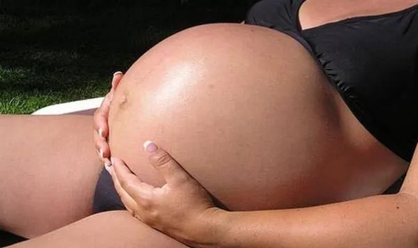 O italiancă s-a prefăcut că este mama a 5 copii, după ce fost "gravidă" de 12 ori. Suma uriașă cu care a păcălit statul