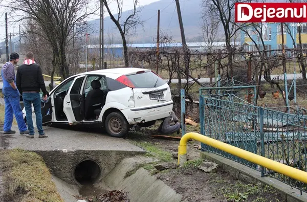ACCIDENT SPECTACULOS. A ajuns cu maşina pe un GARD