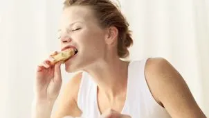 Acestea sunt alimentele care te fac să-ţi fie mereu foame. Nu le mai consuma dacă vrei să slăbeşti