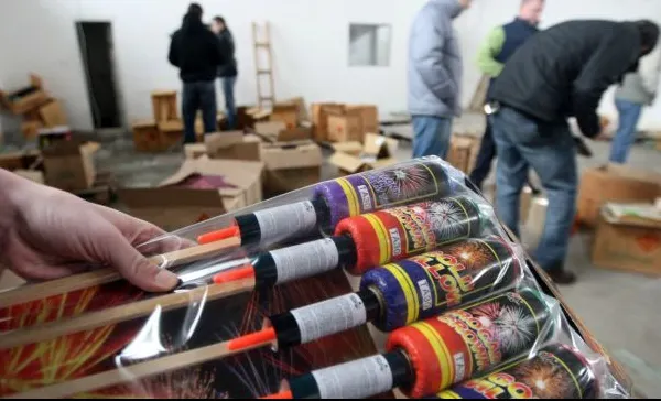 Percheziții la comercianții de artificii! Polițiștii au confiscat 20.000 de articole pirotehnice