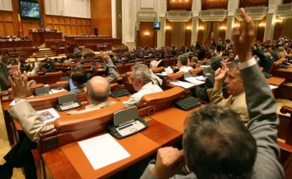 Parlamentarii PSD au votat rămânerea la guvernare. Singura abținere i-a aparținut lui Miron Mitrea