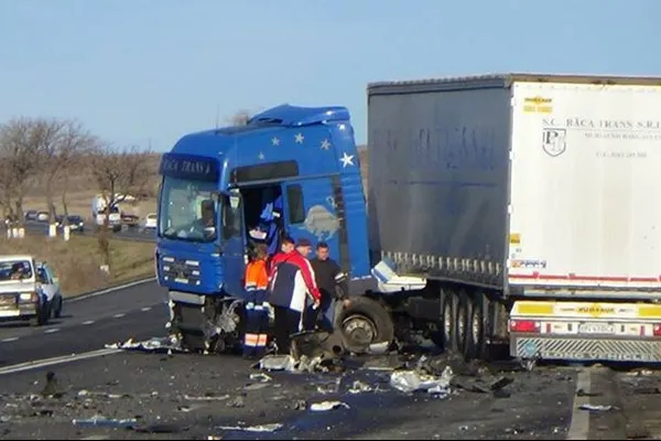 TRAGEDIE. Accident teribil în judeţul Cluj: șoferul unui Audi a murit după ce s-a izbit de un TIR