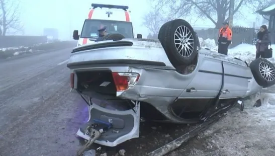 ACCIDENT incredibil. Un șofer a scăpat cu zile, după ce și-a făcut mașina praf