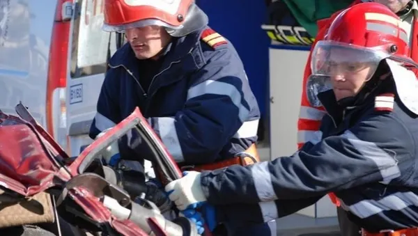 Accident cumplit pe DN14. Un mort, 8 răniţi. Trei copii erau transportaţi în portbagaj