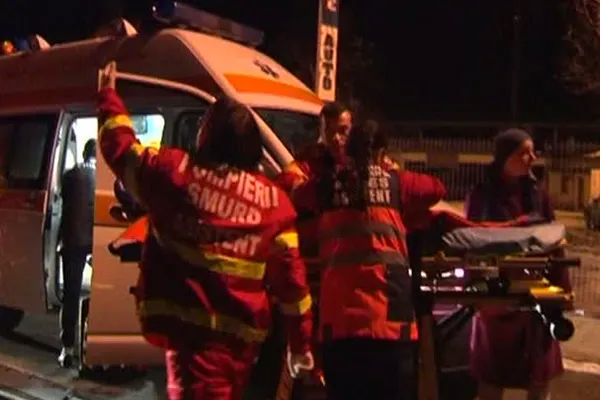 Accident cu şapte răniţi, la Piteşti, din pricina unui capac de canal