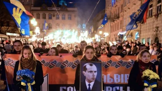 UCRAINA. Mii de ultranaționaliști au DEFLIAT cu torțe, pe stradă, la KIEV