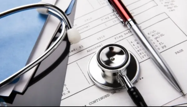 Cardul de sănătate creează haos. Autorităţile spun una, medicii fac alta