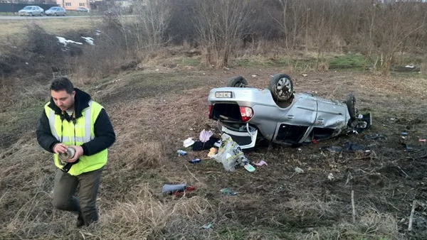Accident grav în Timiş. O maşină s-a răsturnat după ce s-a lovit de un ciot