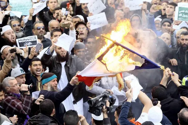 Proteste marcate de violență în lumea musulmană față de caricaturile din Charlie Hebdo