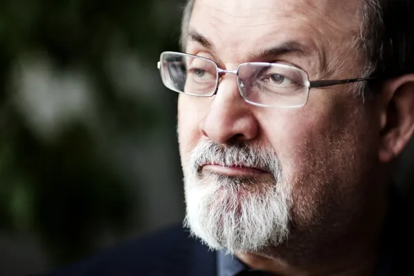 Înjunghierea lui Salman Rushdie, lăudată de presa iraniană care susține și acțiunile lui Vladimir Putin