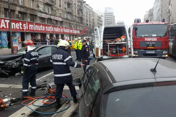 Accident teribil în centrul Bucureştiului, la Piaţa Romană: două persoane au murit