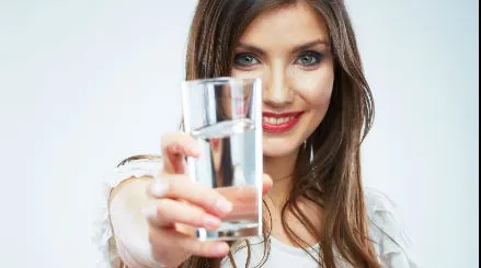 Ce e real şi ce nu despre consumul de apă pentru sănătatea ta