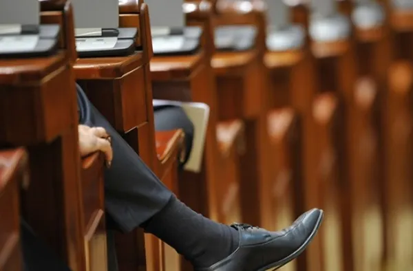 Parlamentarii și-au aprobat normele de aplicare pentru pensiile speciale
