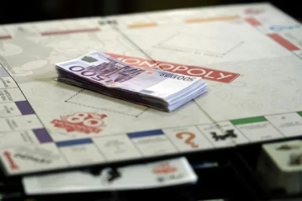Evaziune fiscală și spălare de bani cu Monopoly! Polițiștii au confiscat 7.000 de jocuri