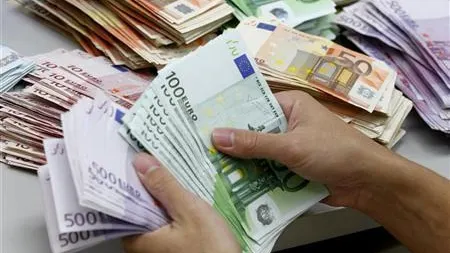 DNA: 900.000 de euro mită pentru Elena Udrea, aduşi într-o geantă la minister