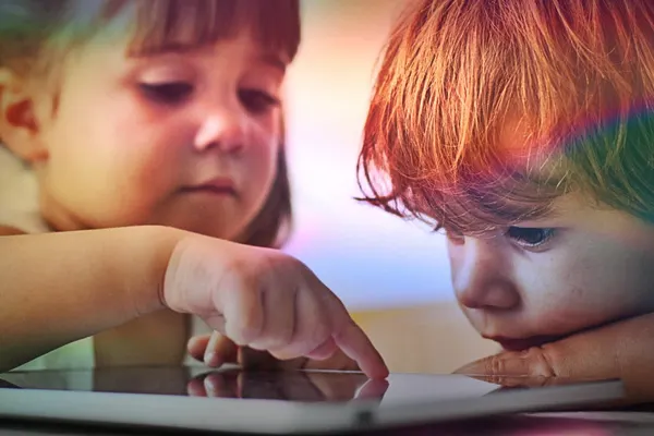 Guvernul Bolojan lasă fără mâncare sute de mii de copii săraci. Programul „Masa sănătoasă” a fost plafonat. Ce explicații are Ministerul Educației
