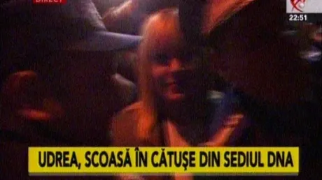 Momentul în care Elena Udrea a ieşit în cătuşe din sediul DNA