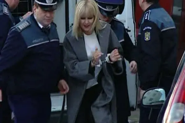 Elena Udrea a repetat gestul misterios făcut în Parlament la intrarea la ÎCCJ