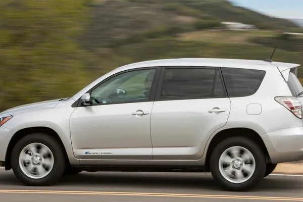 Toyota cheamă în service toate modelele RAV4 electric. Problemele cresc riscul unui accident grav