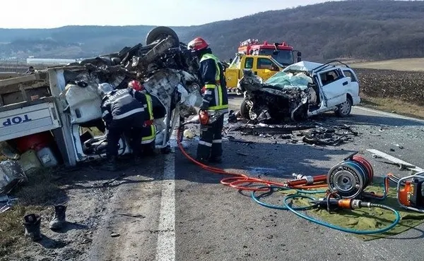 Accident mortal în Alba, după ce o maşină şi o autoutilitară s-au ciocnit