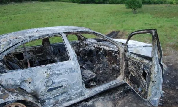Un mort şi doi răniţi, într-un accident rutier, în Alba. Maşina în care se aflau a ars în incendiu