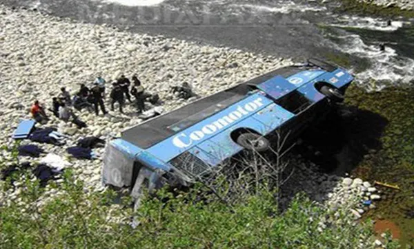 Accident teribil cu 20 de morţi. Un autobuz, prăbușit într-o prăpastie