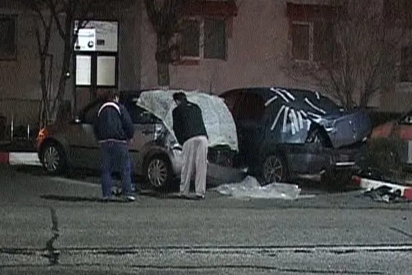 Un poliţist din Argeş a lovit 7 maşini şi a fugit de la locul accidentului