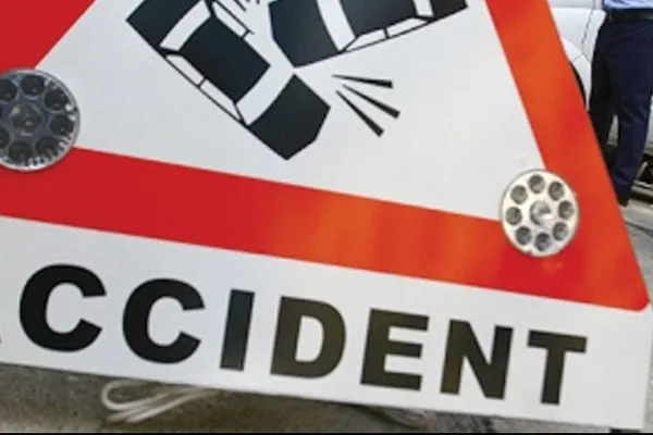 Accident grav în Tulcea. Un microbuz cu nouă persoane a intrat într-un copac