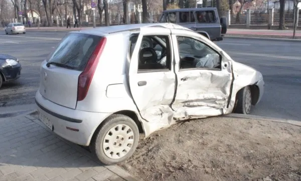 Accident cumplit în Iaşi. Trei maşini s-au izbit violent: două victime