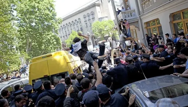Zeci de mii de persoane au ieșit în stradă pentru a protesta împotriva Guvernului, în Georgia