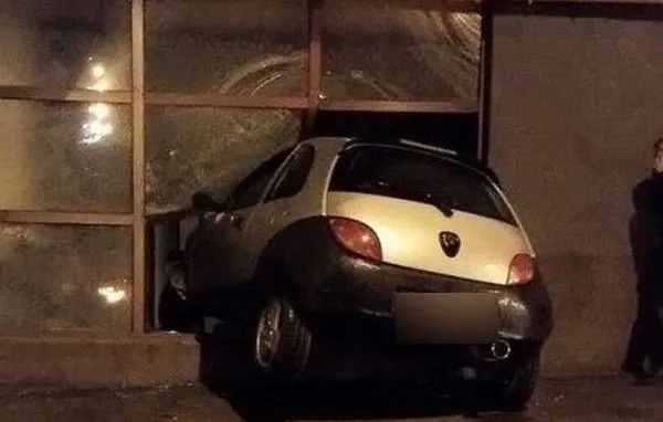 Pățania unei tinere din Craiova: a intrat cu mașina direct în restaurant