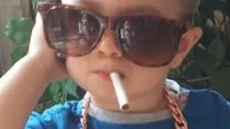 Fotografii bizare. Românii care-şi pun copiii să fumeze au speriat Germania