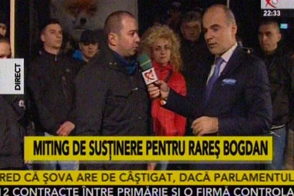Miting de susţinere pentru Realitatea TV şi Rareş Bogdan. Zeci de oameni, în stradă