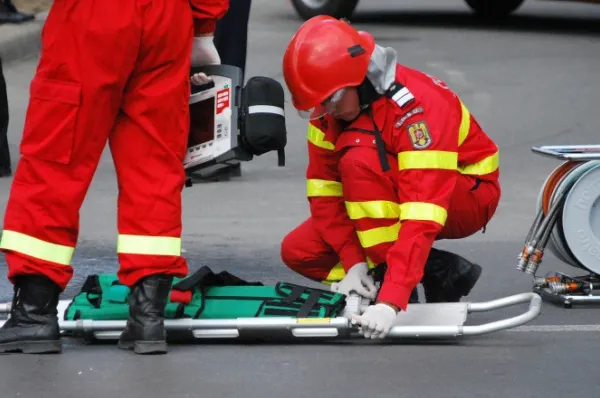 Carnagiu în Braşov. Trei morţi, într-un accident cumplit: maşina, ruptă în două