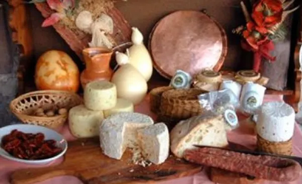 Alimente expirate, la un pas să ajungă pe masa de Paşte a românilor