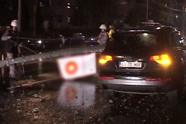 Fiul românului cu cea mai mare pensie a intrat în stâlp cu maşina. A fugit de la locul accidentului
