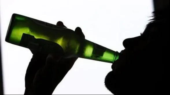Eşti tânăr şi consumi alcool? Riscuri extreme pentru sănătate