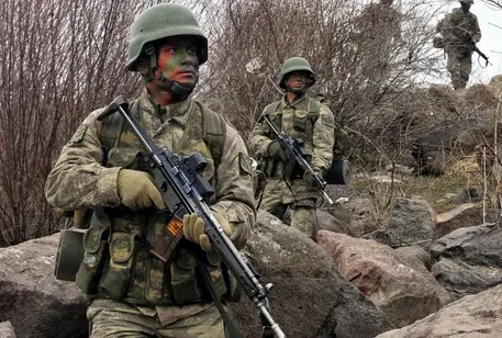 Un soldat din trupele guvernamentale, ucis de rebelii proruși lângă Mariupol