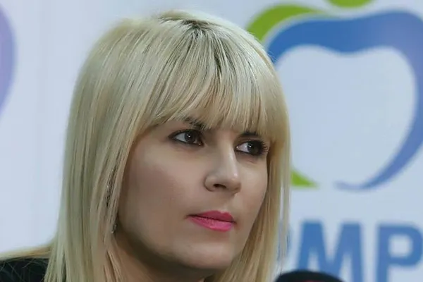 Elena Udrea iubeşte din nou. Cine e misteriosul bărbat, cu 10 ani mai tânăr, care îi stă alături