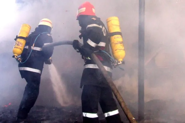 Incendiu la Casa de Pensii Buzău. Zeci de persoane au fost evacuate