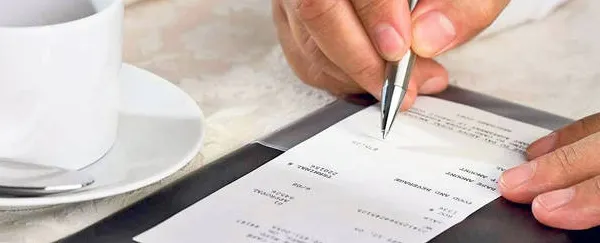 Impozitarea bacşişului i-a pus la costuri suplimentare pe patronii de restaurante şi baruri