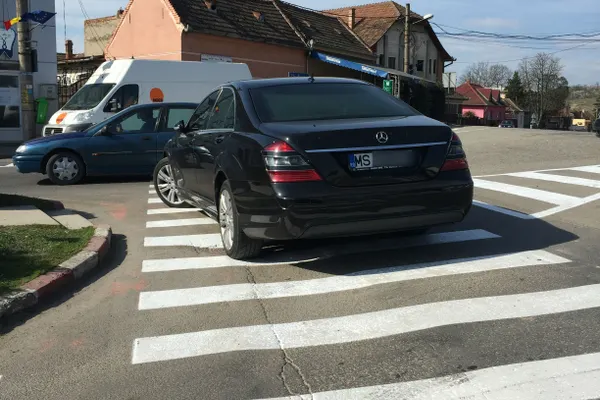 Martor Ocular: cum se parchează "centrat",pe trecerea de pietoni, în Mureş.Poliţia "trecea şi tăcea"