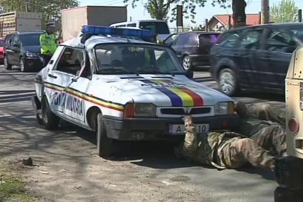 Accident cu două blindate americane şi o maşina de poliţie, la Galaţi