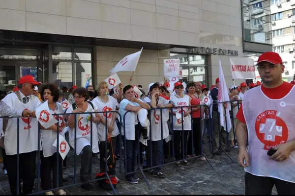 Angajaţii din sistemul sanitar, a doua zi de proteste. Sindicaliștii amenință cu greva generală