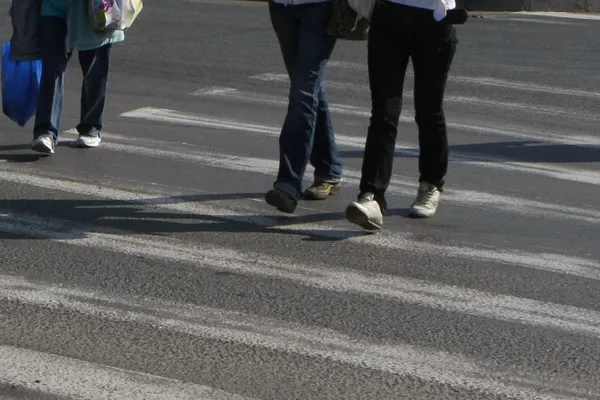 Femeie accidentată grav, pe o trecere de pietoni